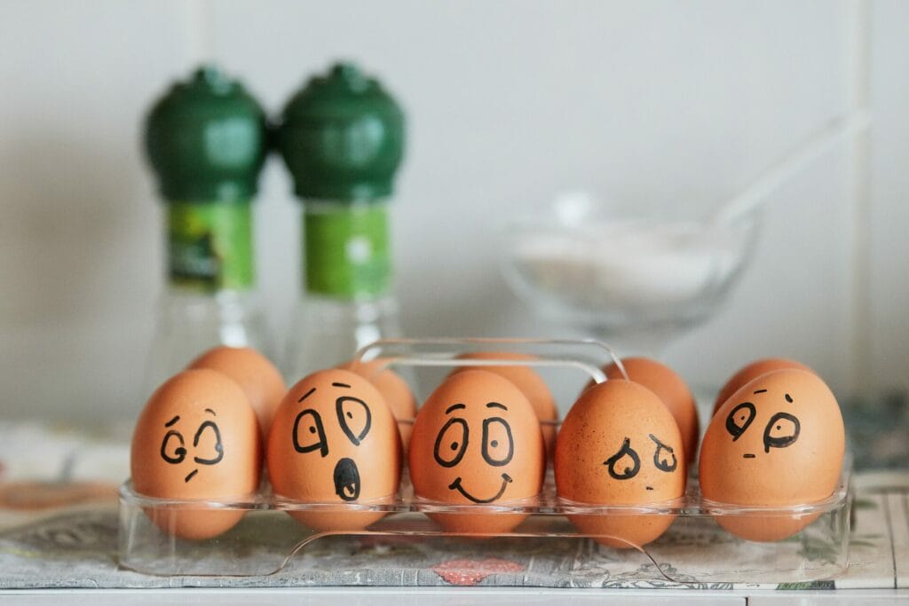 Θήκη με 5 αύγα, όπου πάνω σε κάθε αυγό είναι ζωγραφισμένο ένα πρόσωπο και το καθένα εκφράζει διαφορετικά συναισθήματα