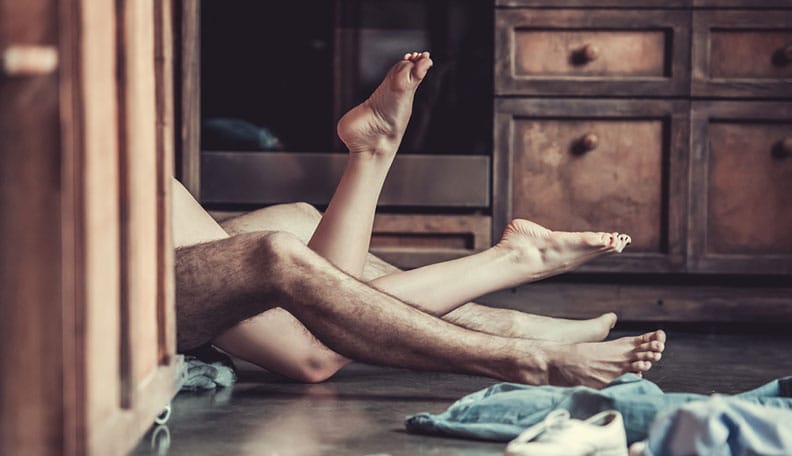 Τα πόδια ενός άνδρα και μιας γυναίκας που είναι γυμνοί ξαπλωμένοι στο πάτωμα