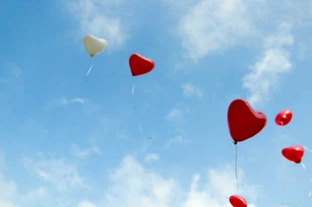 Μπαλόνια σε σχήμα καρδιάς πετούν στον ουρανό
