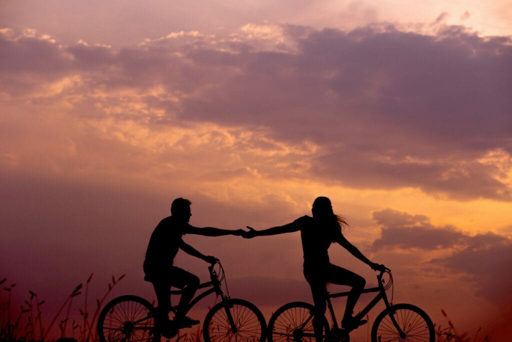 Ζευγάρι κάνει ποδήλατο και είναι χέρι-χέρι