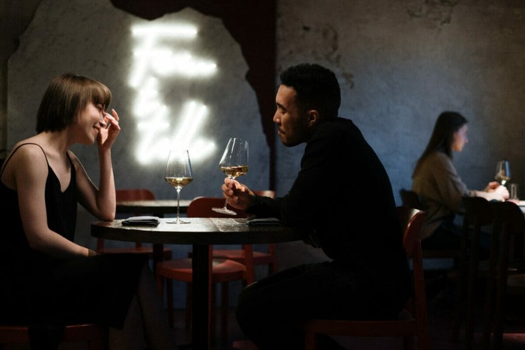 Γυναίκα και άνδρας σε ραντεβού σε εστιατόριο