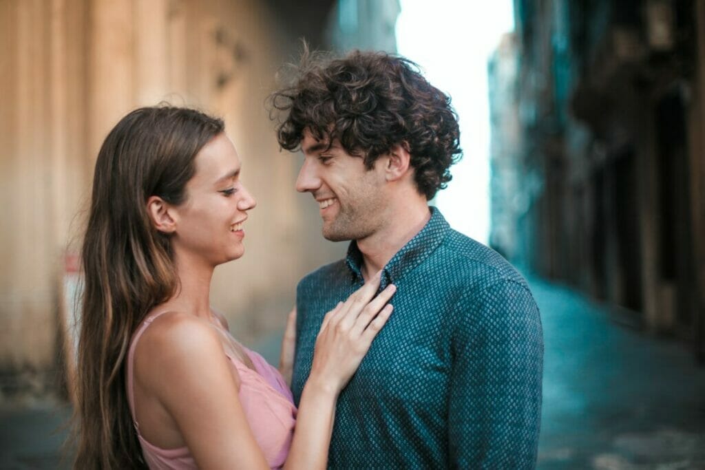 Άνδρας και γυναίκα σε σχέση κοιτάζονται και χαμογελούν